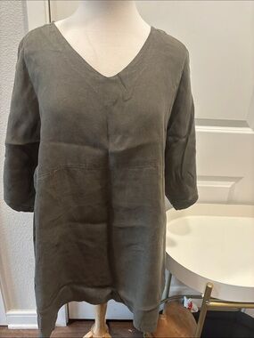 EUC Match Point V-Neck Tunic in Olive